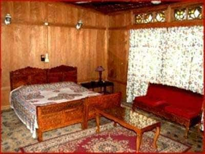 https://imgcld.yatra.com/ytimages/image/upload/t_hotel_yatra_city_desktop/v1429091538/Domestic Hotels/Hotels_Srinagar/Ashoka Group Of House Boats/Overview.jpg